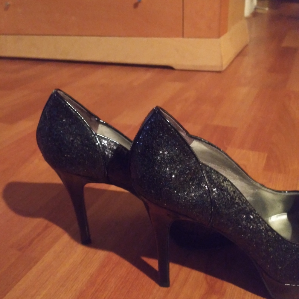 Sparkling. GUESS BLACK PUMPS